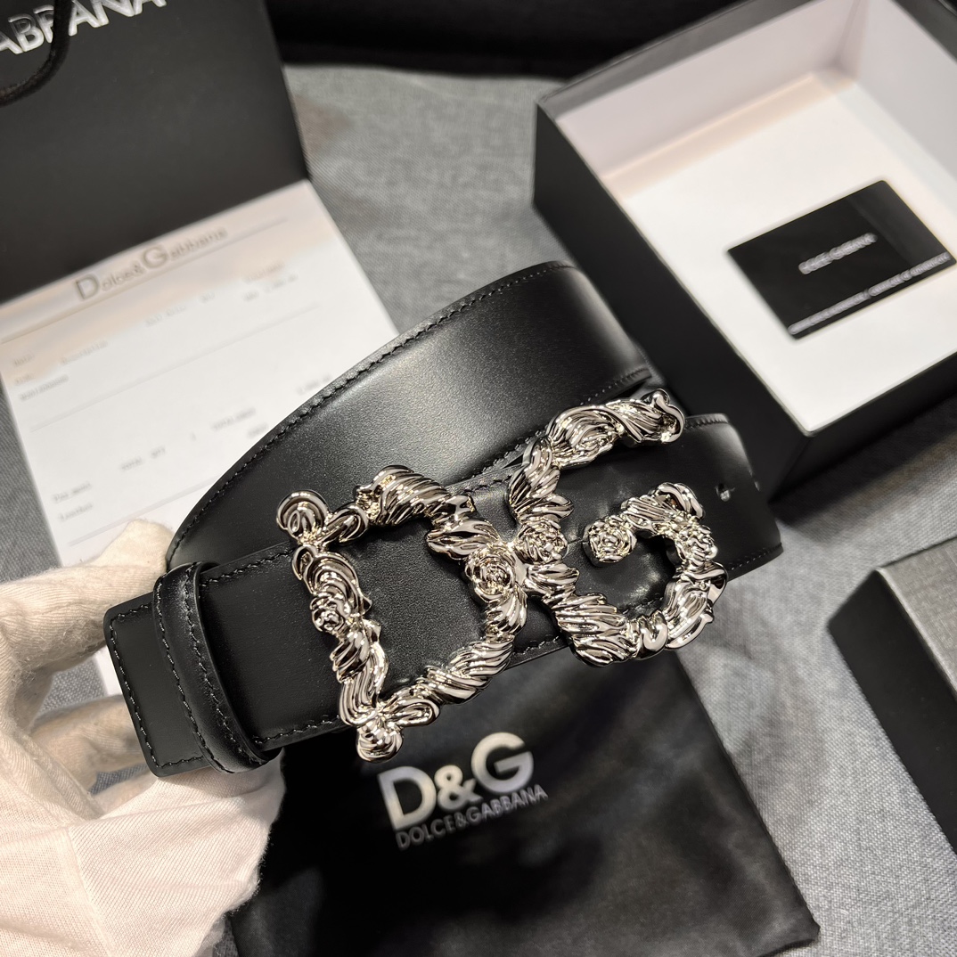   DG，宽4.0cm  Dolce&Gabbana 新款 金色电镀金属徽标搭扣•搭扣下方设有点扣• 无