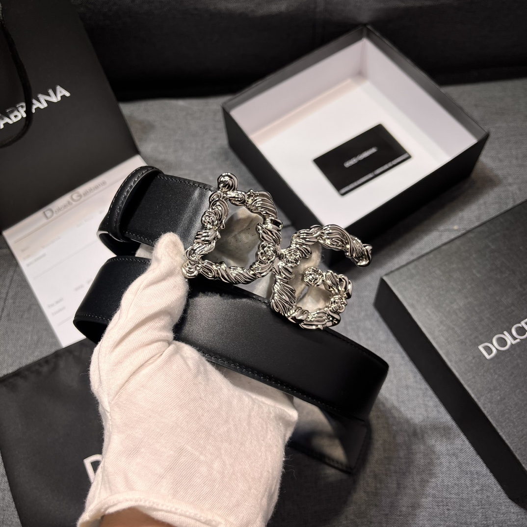   DG，宽4.0cm  Dolce&Gabbana 新款 金色电镀金属徽标搭扣•搭扣下方设有点扣• 无
