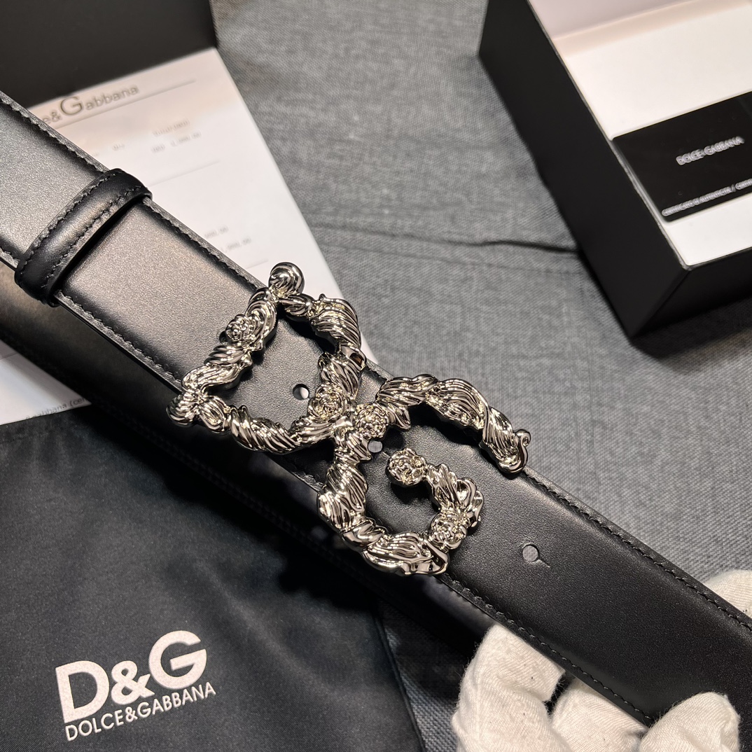   DG，宽4.0cm  Dolce&Gabbana 新款 金色电镀金属徽标搭扣•搭扣下方设有点扣• 无