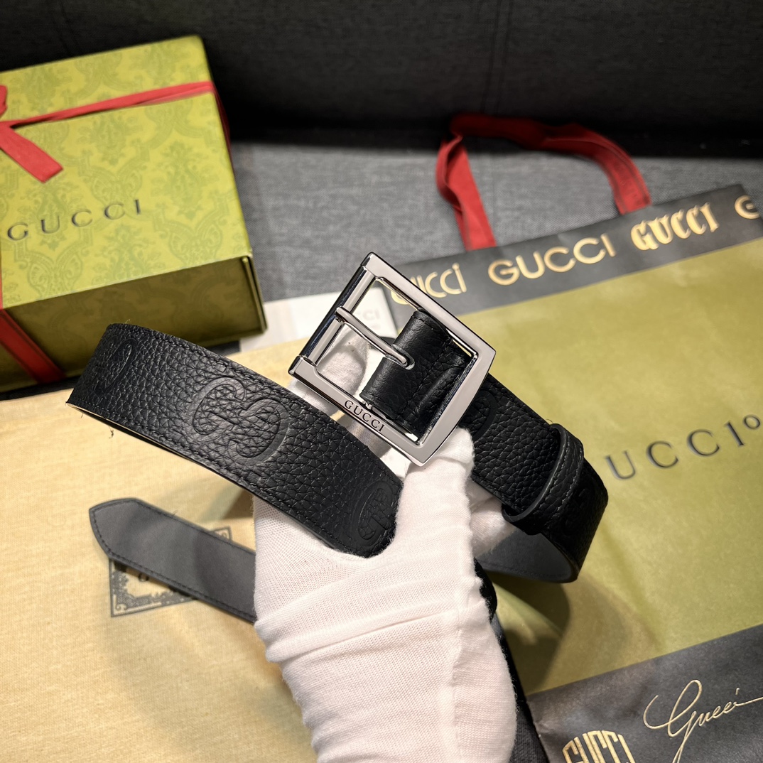 古奇3.5cm宽各式百搭单品继续为Gucci2024早春系列添姿加彩这款亮眼吸睛的腰带以GG橡胶效果皮革