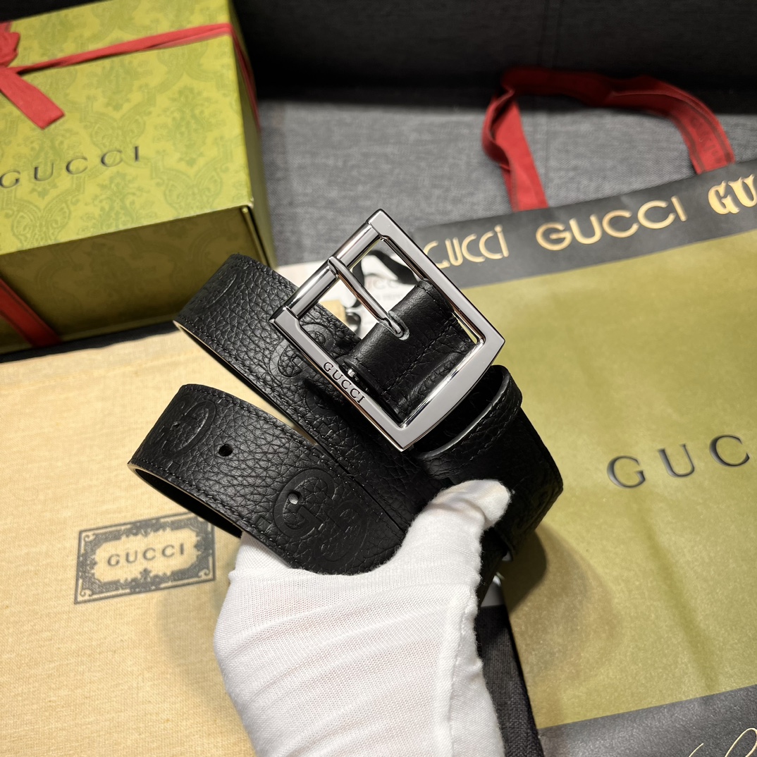 古奇3.5cm宽各式百搭单品继续为Gucci2024早春系列添姿加彩这款亮眼吸睛的腰带以GG橡胶效果皮革