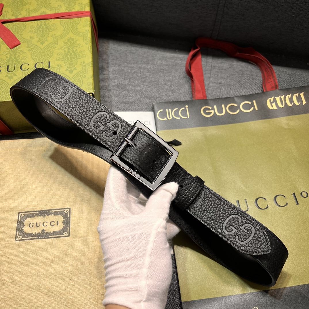 古奇3.5cm宽各式百搭单品继续为Gucci2024早春系列添姿加彩这款亮眼吸睛的腰带以GG橡胶效果皮革