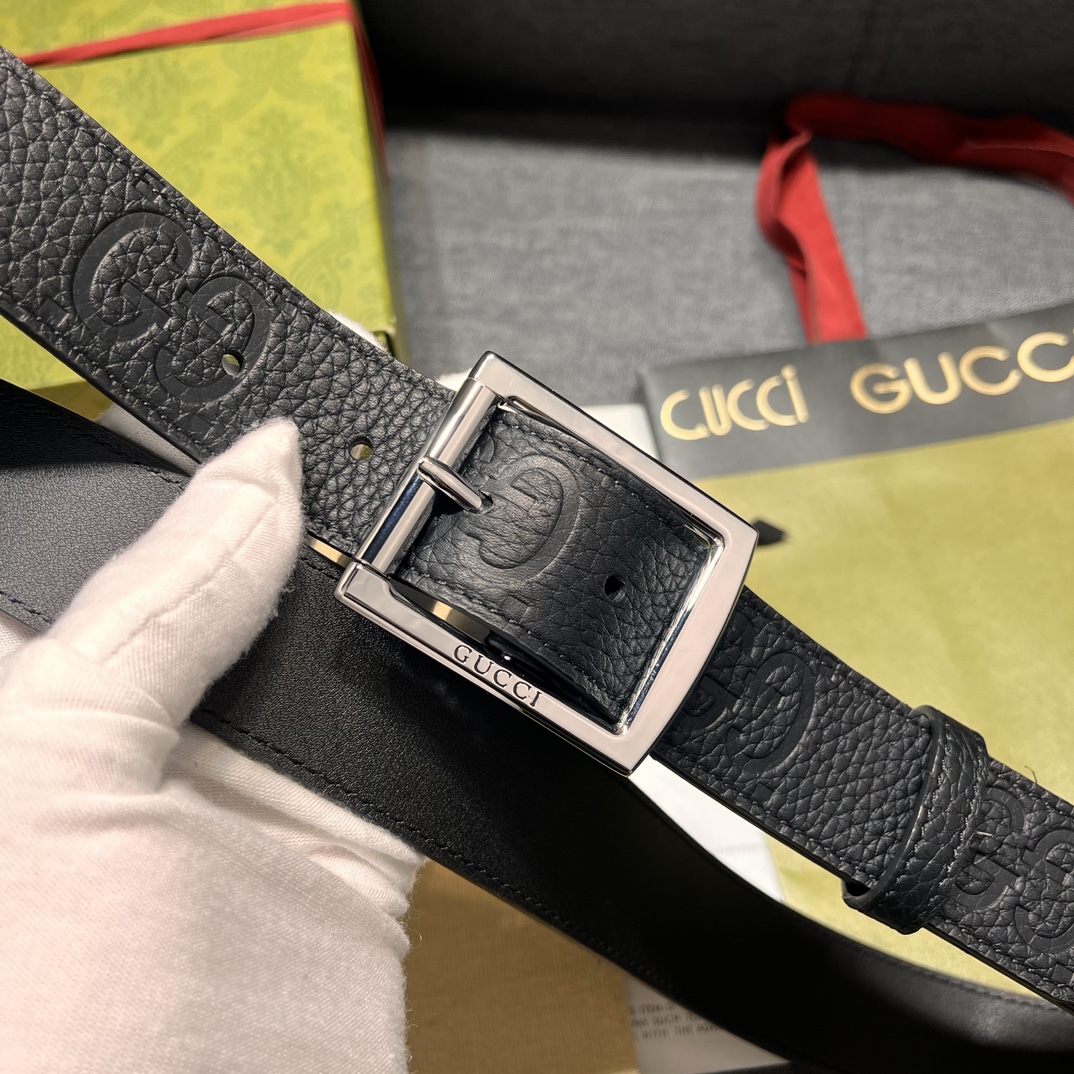 古奇3.5cm宽各式百搭单品继续为Gucci2024早春系列添姿加彩这款亮眼吸睛的腰带以GG橡胶效果皮革