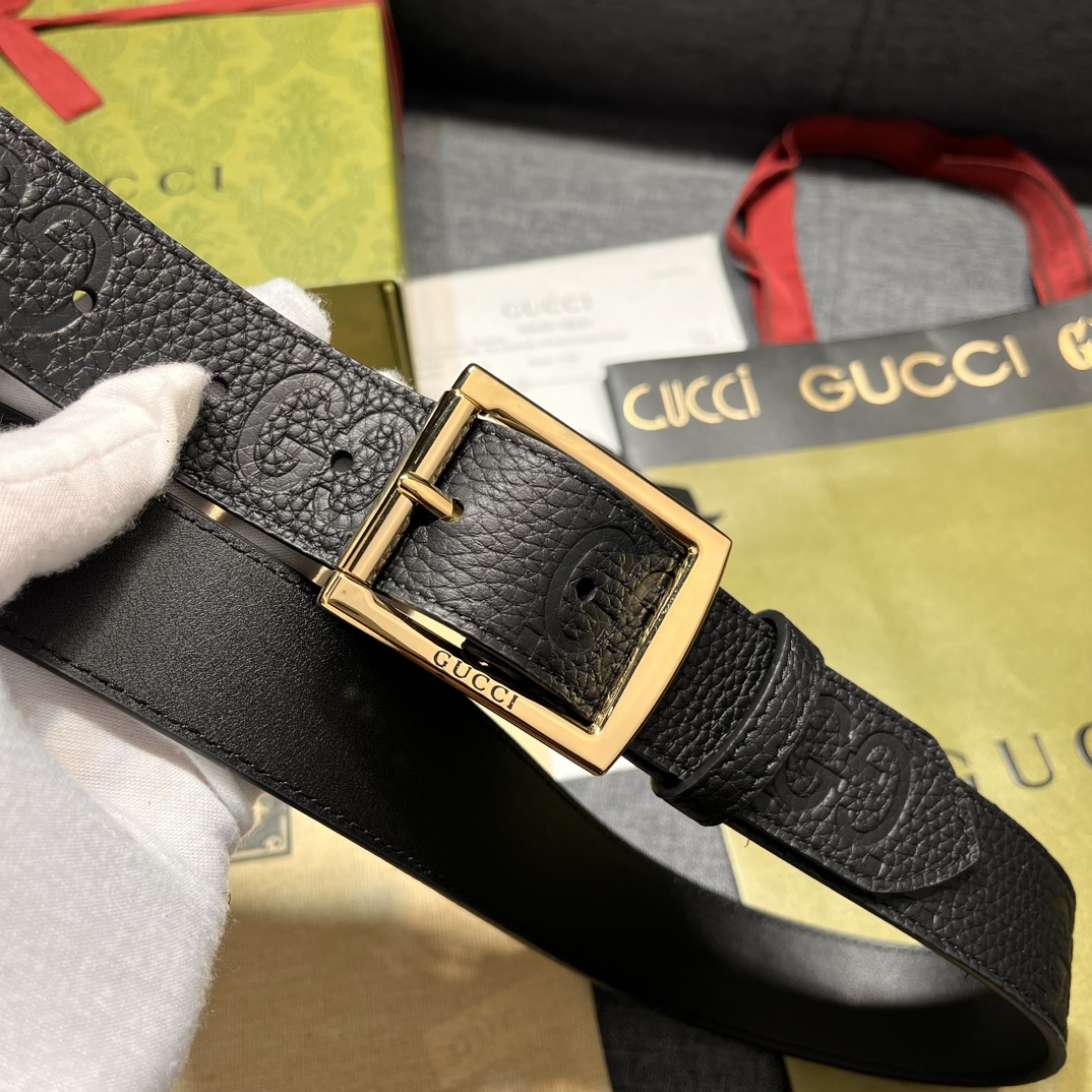 古奇3.5cm宽各式百搭单品继续为Gucci2024早春系列添姿加彩这款亮眼吸睛的腰带以GG橡胶效果皮革