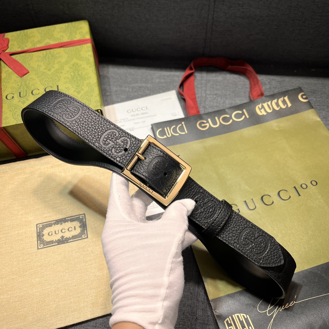 古奇3.5cm宽各式百搭单品继续为Gucci2024早春系列添姿加彩这款亮眼吸睛的腰带以GG橡胶效果皮革