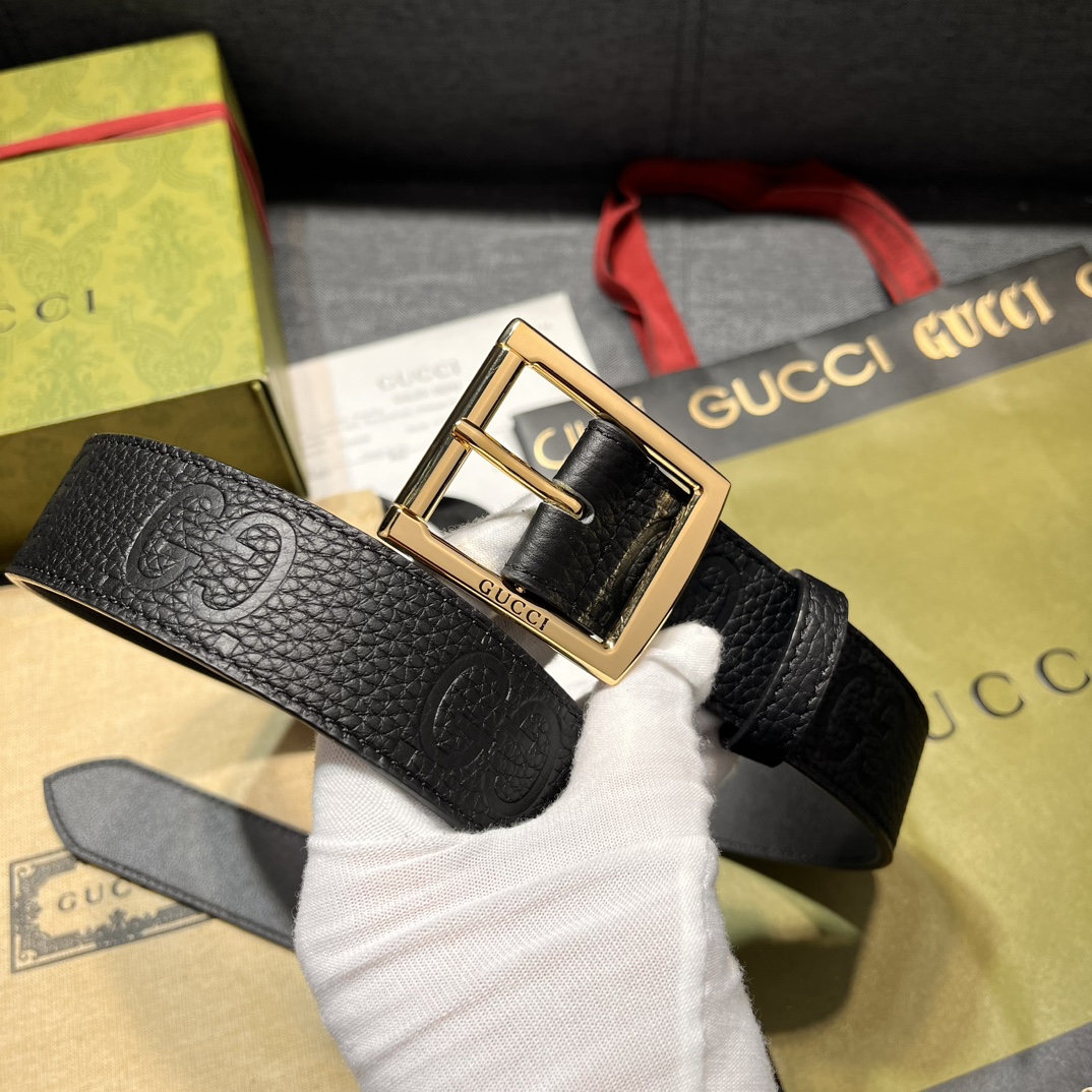 古奇3.5cm宽各式百搭单品继续为Gucci2024早春系列添姿加彩这款亮眼吸睛的腰带以GG橡胶效果皮革