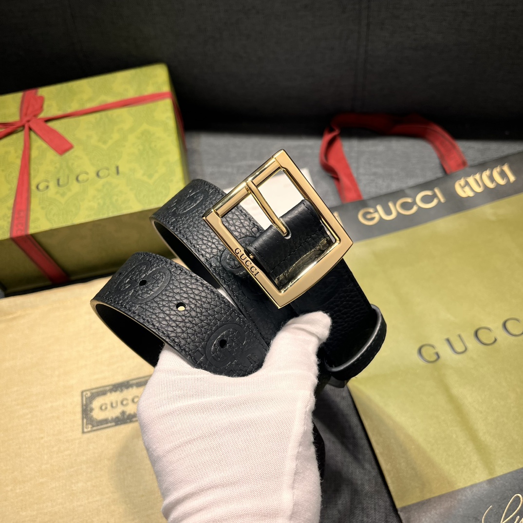 古奇3.5cm宽各式百搭单品继续为Gucci2024早春系列添姿加彩这款亮眼吸睛的腰带以GG橡胶效果皮革