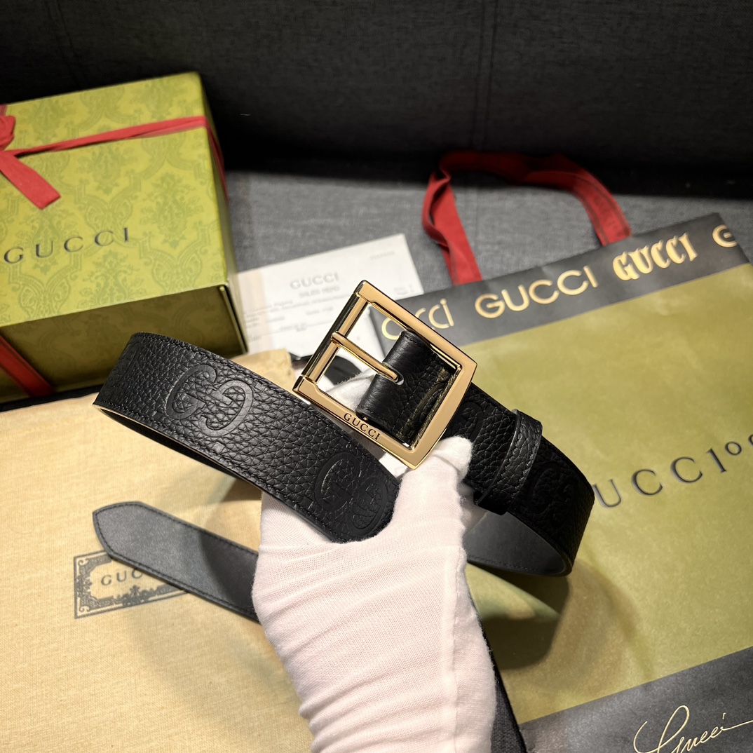 古奇3.5cm宽各式百搭单品继续为Gucci2024早春系列添姿加彩这款亮眼吸睛的腰带以GG橡胶效果皮革