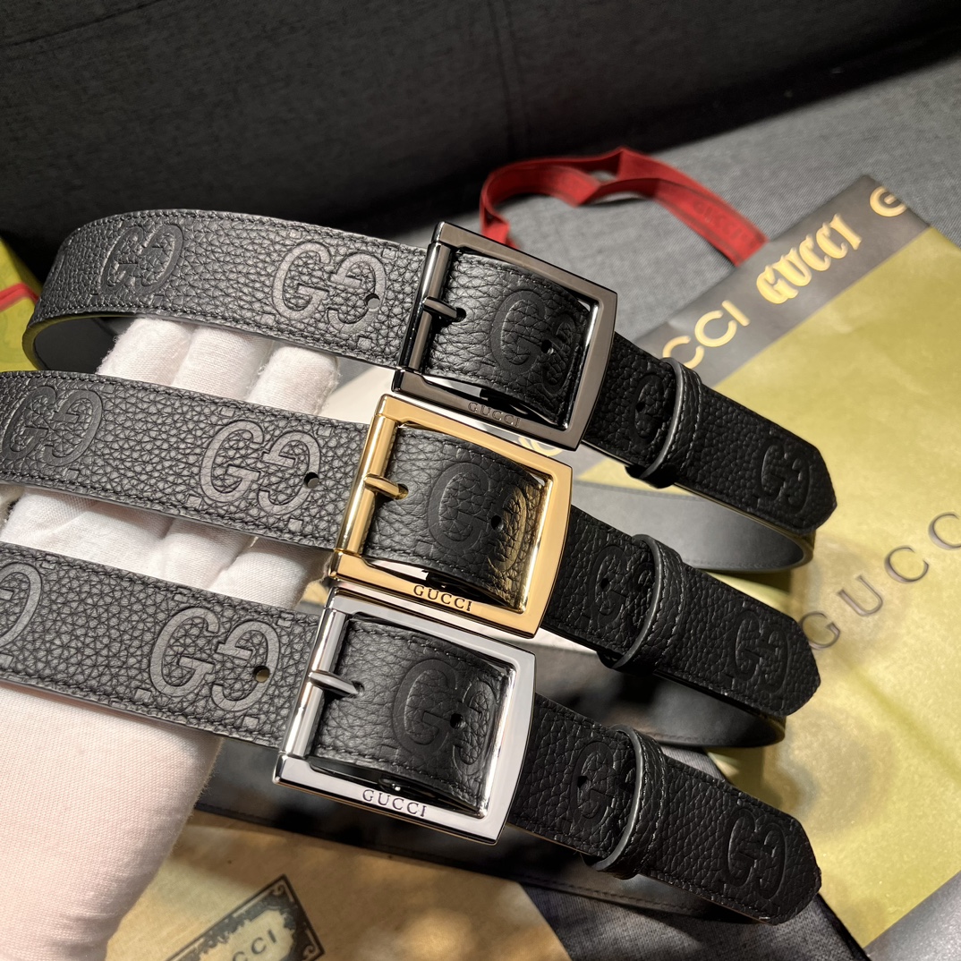 古奇3.5cm宽各式百搭单品继续为Gucci2024早春系列添姿加彩这款亮眼吸睛的腰带以GG橡胶效果皮革