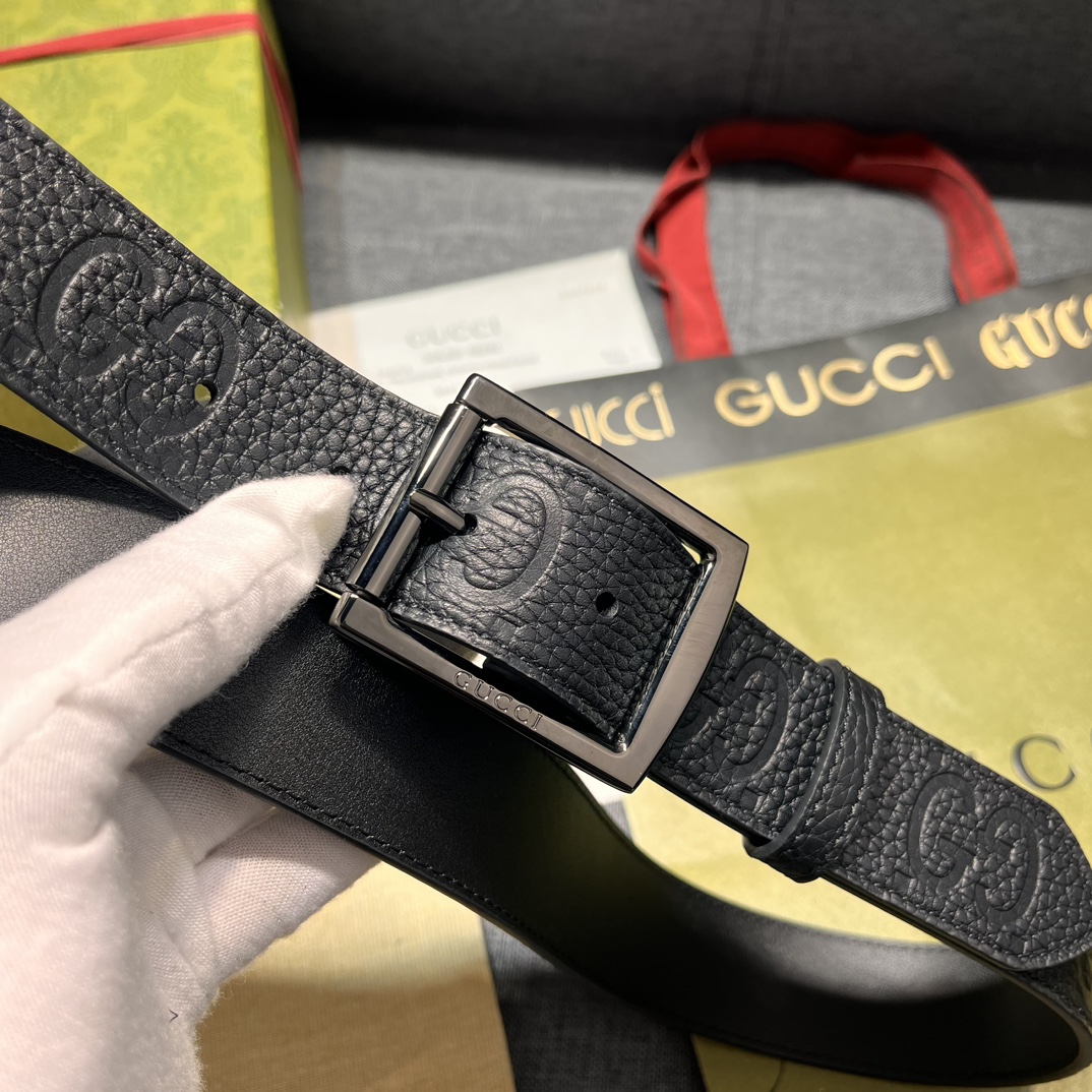 古奇3.5cm宽各式百搭单品继续为Gucci2024早春系列添姿加彩这款亮眼吸睛的腰带以GG橡胶效果皮革