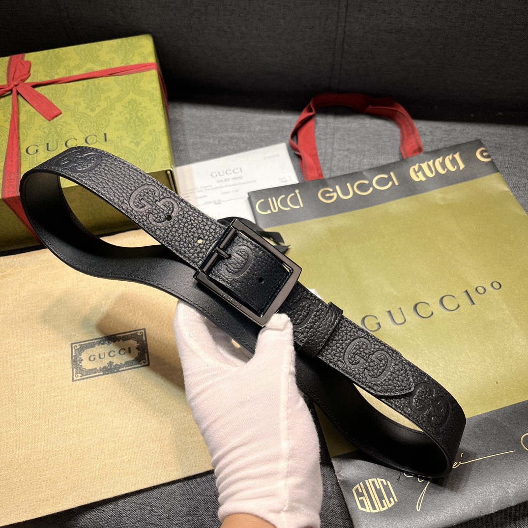 古奇3.5cm宽各式百搭单品继续为Gucci2024早春系列添姿加彩这款亮眼吸睛的腰带以GG橡胶效果皮革