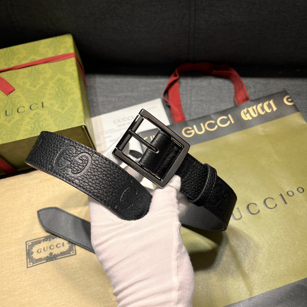 古奇3.5cm宽各式百搭单品继续为Gucci2024早春系列添姿加彩这款亮眼吸睛的腰带以GG橡胶效果皮革