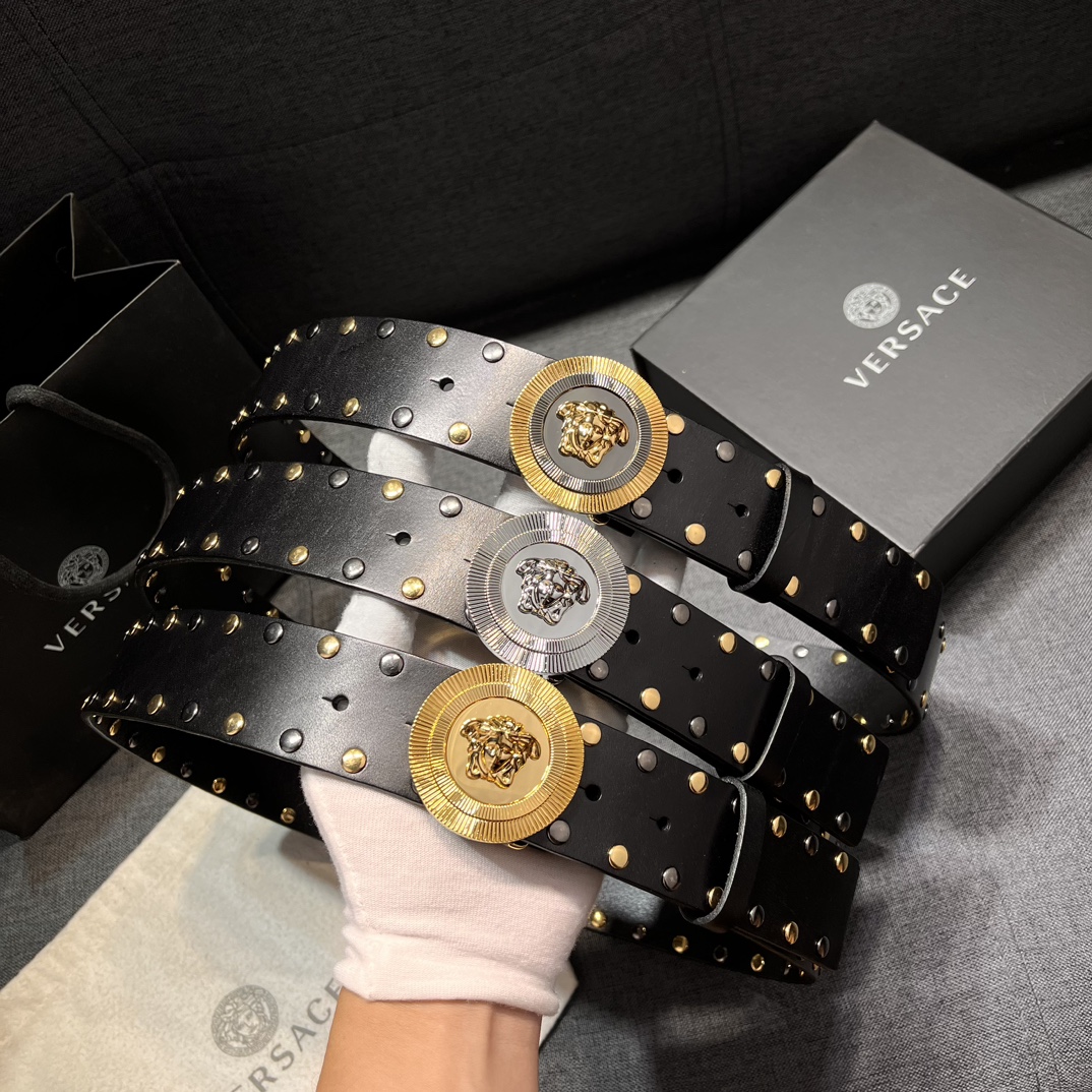   范思哲 宽4.0cm  新款 皮革腰带，以经典 Versace 美杜莎头像装饰，皮带配有闪亮双色五金