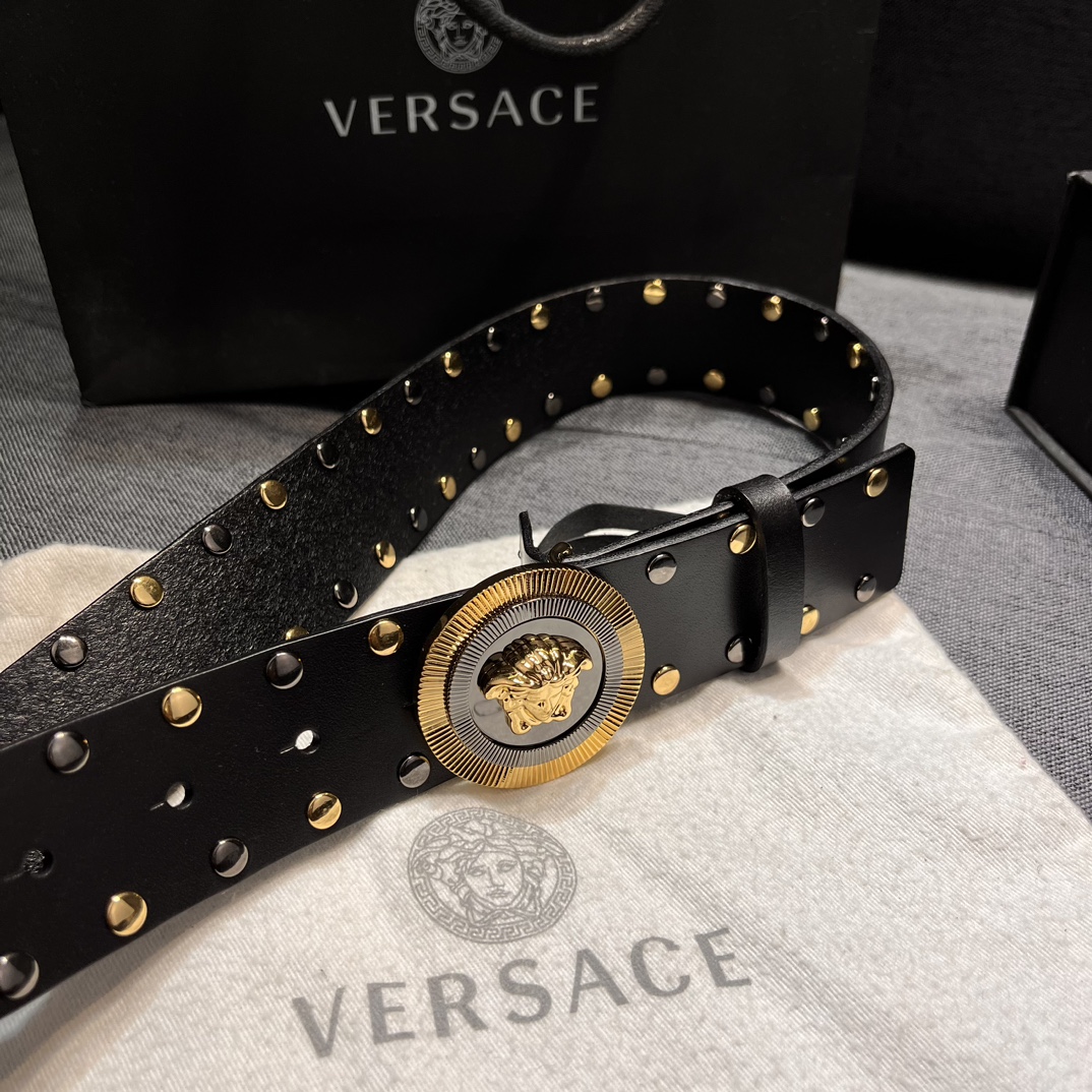   范思哲 宽4.0cm  新款 皮革腰带，以经典 Versace 美杜莎头像装饰，皮带配有闪亮双色五金