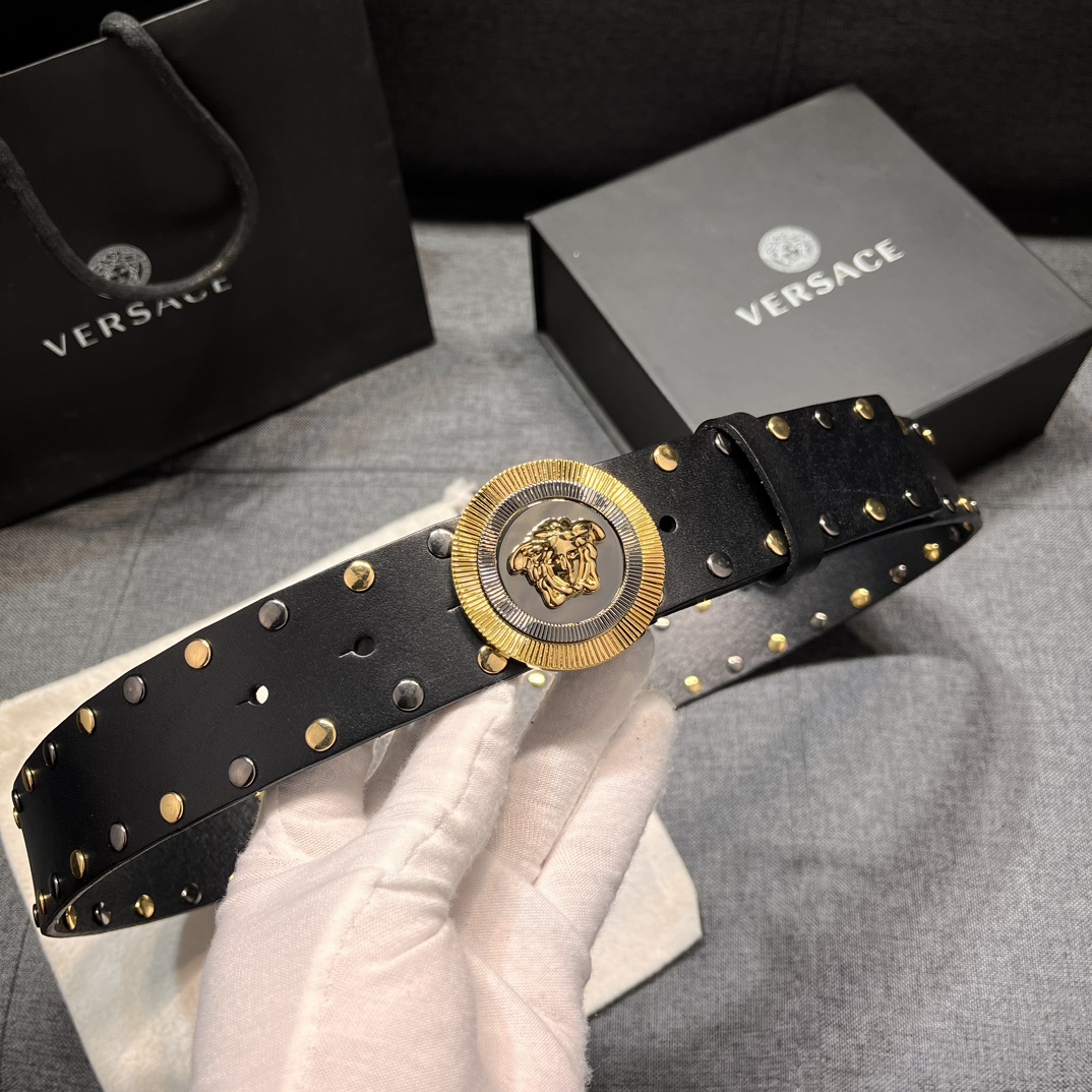   范思哲 宽4.0cm  新款 皮革腰带，以经典 Versace 美杜莎头像装饰，皮带配有闪亮双色五金