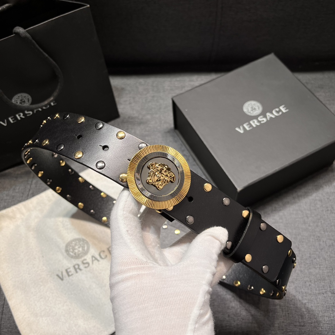   范思哲 宽4.0cm  新款 皮革腰带，以经典 Versace 美杜莎头像装饰，皮带配有闪亮双色五金