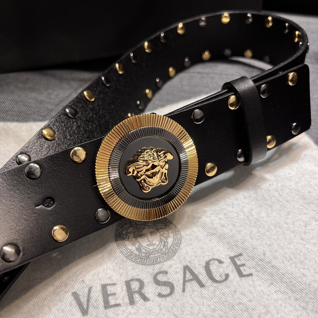   范思哲 宽4.0cm  新款 皮革腰带，以经典 Versace 美杜莎头像装饰，皮带配有闪亮双色五金