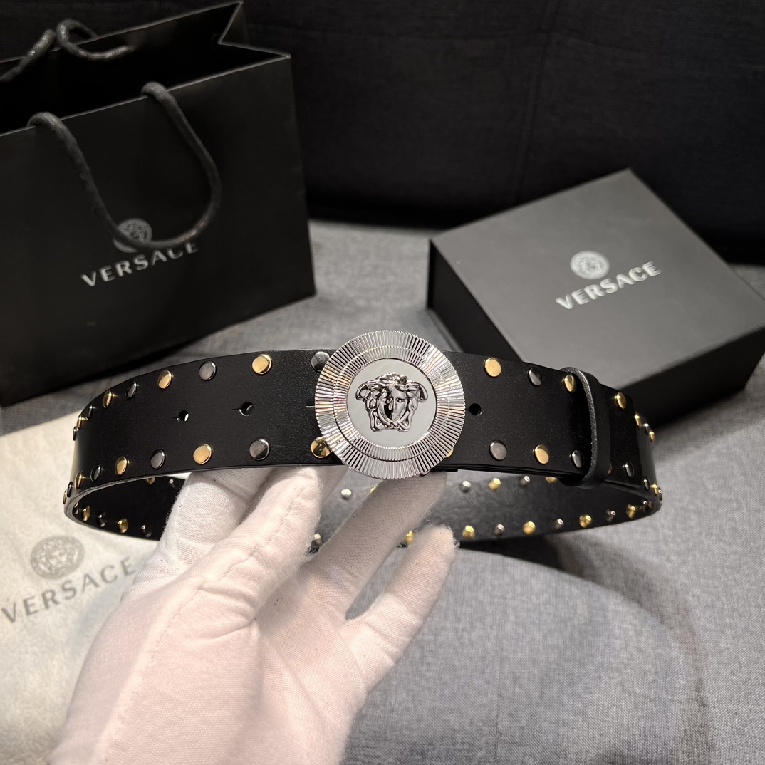   范思哲 宽4.0cm  新款 皮革腰带，以经典 Versace 美杜莎头像装饰，皮带配有闪亮双色五金