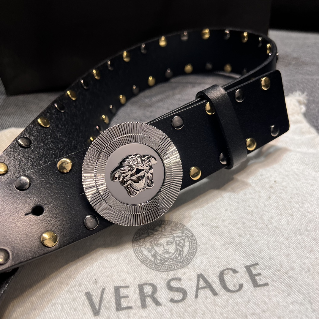   范思哲 宽4.0cm  新款 皮革腰带，以经典 Versace 美杜莎头像装饰，皮带配有闪亮双色五金