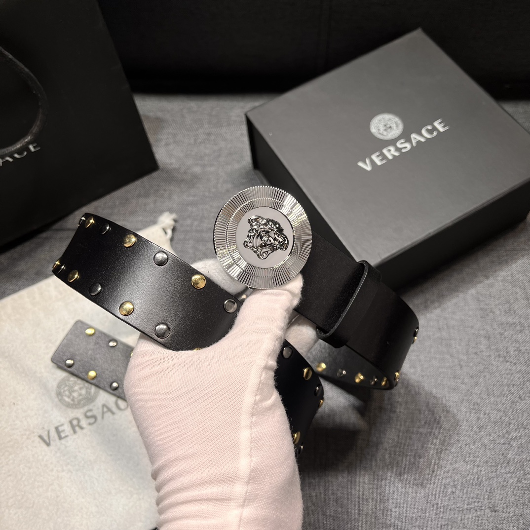   范思哲 宽4.0cm  新款 皮革腰带，以经典 Versace 美杜莎头像装饰，皮带配有闪亮双色五金