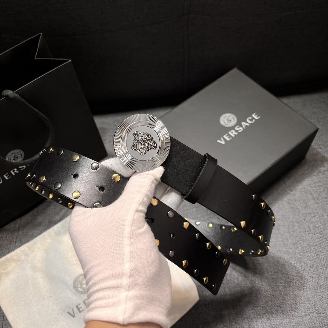   范思哲 宽4.0cm  新款 皮革腰带，以经典 Versace 美杜莎头像装饰，皮带配有闪亮双色五金