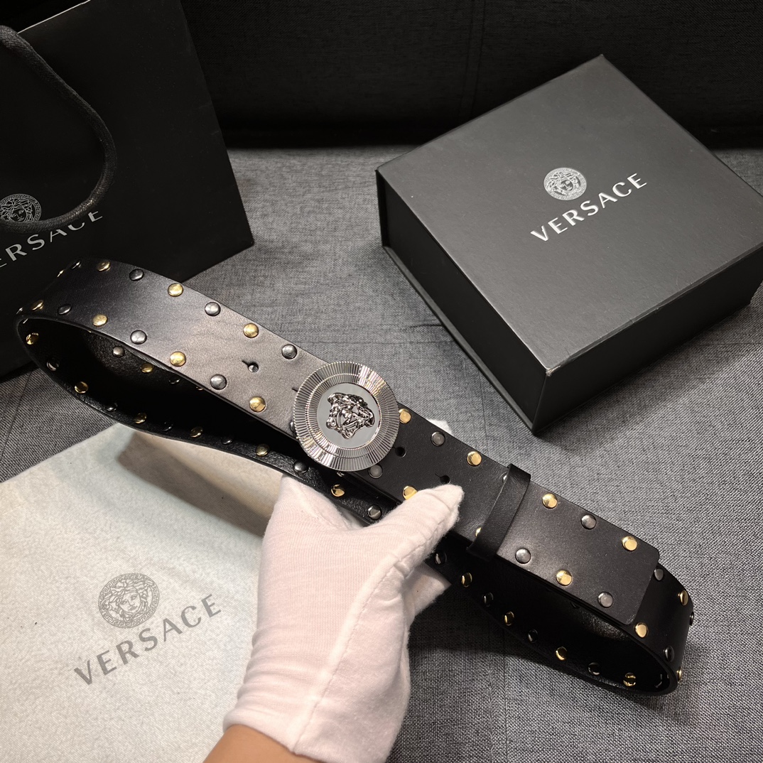   范思哲 宽4.0cm  新款 皮革腰带，以经典 Versace 美杜莎头像装饰，皮带配有闪亮双色五金