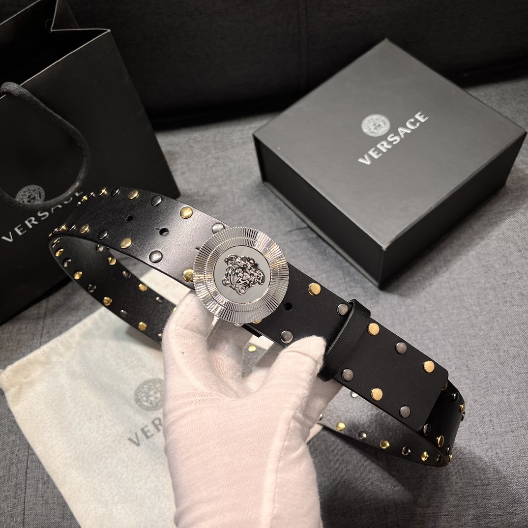   范思哲 宽4.0cm  新款 皮革腰带，以经典 Versace 美杜莎头像装饰，皮带配有闪亮双色五金