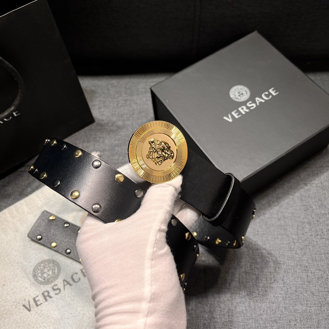   范思哲 宽4.0cm  新款 皮革腰带，以经典 Versace 美杜莎头像装饰，皮带配有闪亮双色五金