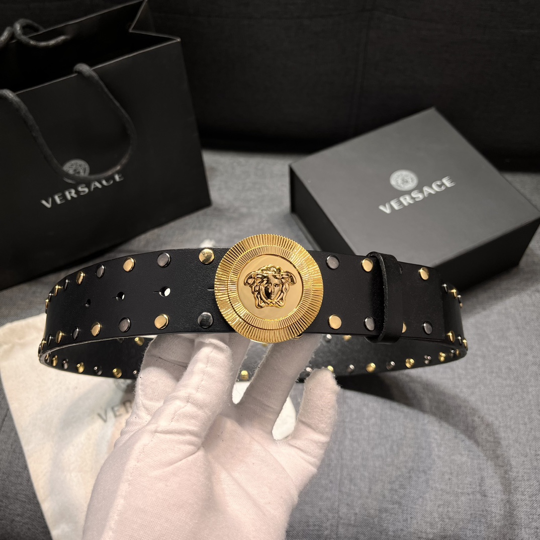   范思哲 宽4.0cm  新款 皮革腰带，以经典 Versace 美杜莎头像装饰，皮带配有闪亮双色五金