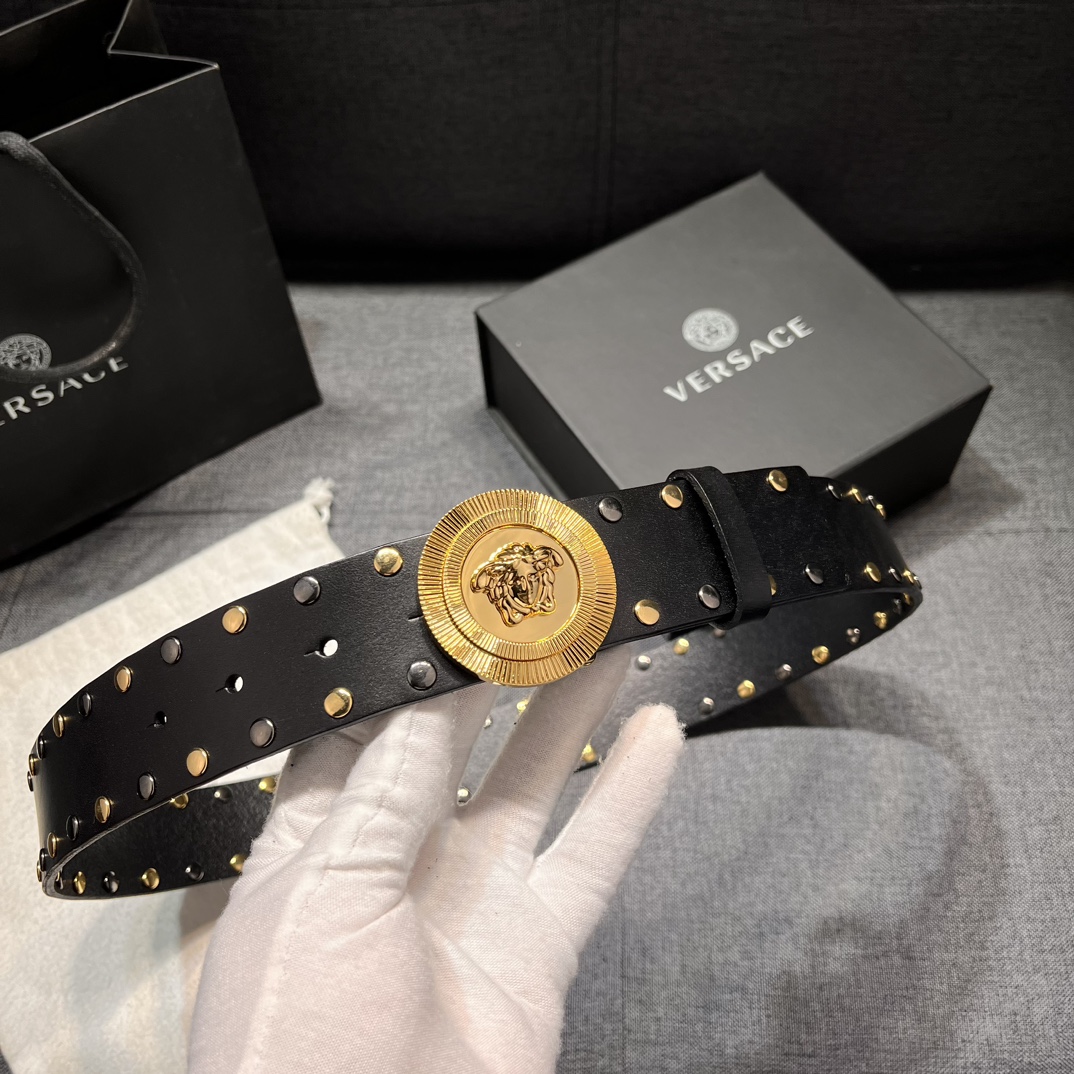   范思哲 宽4.0cm  新款 皮革腰带，以经典 Versace 美杜莎头像装饰，皮带配有闪亮双色五金