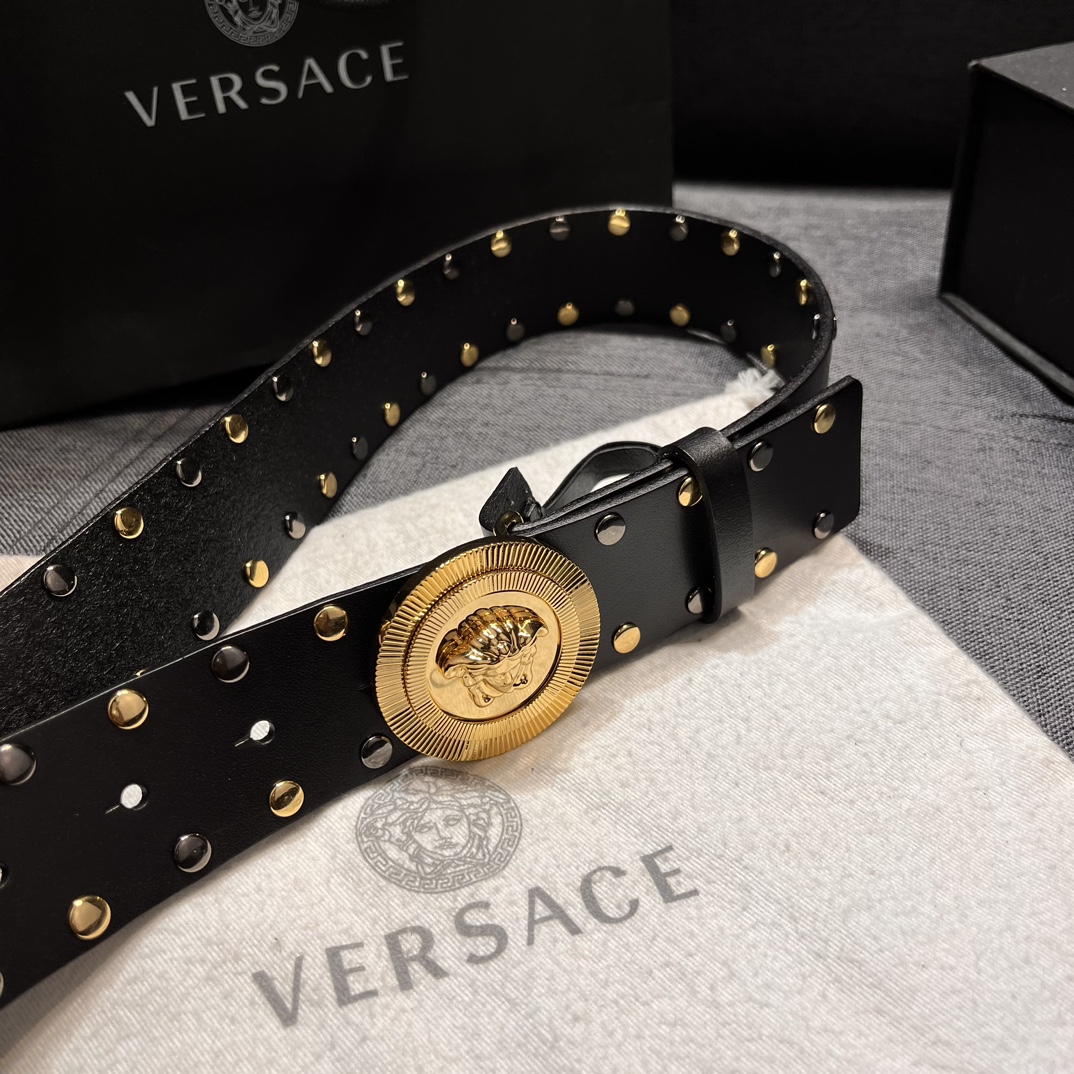   范思哲 宽4.0cm  新款 皮革腰带，以经典 Versace 美杜莎头像装饰，皮带配有闪亮双色五金