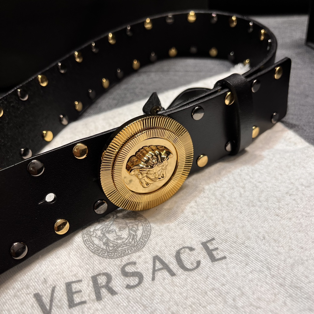   范思哲 宽4.0cm  新款 皮革腰带，以经典 Versace 美杜莎头像装饰，皮带配有闪亮双色五金