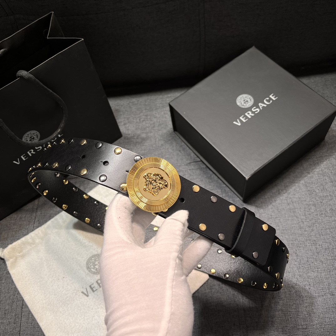   范思哲 宽4.0cm  新款 皮革腰带，以经典 Versace 美杜莎头像装饰，皮带配有闪亮双色五金
