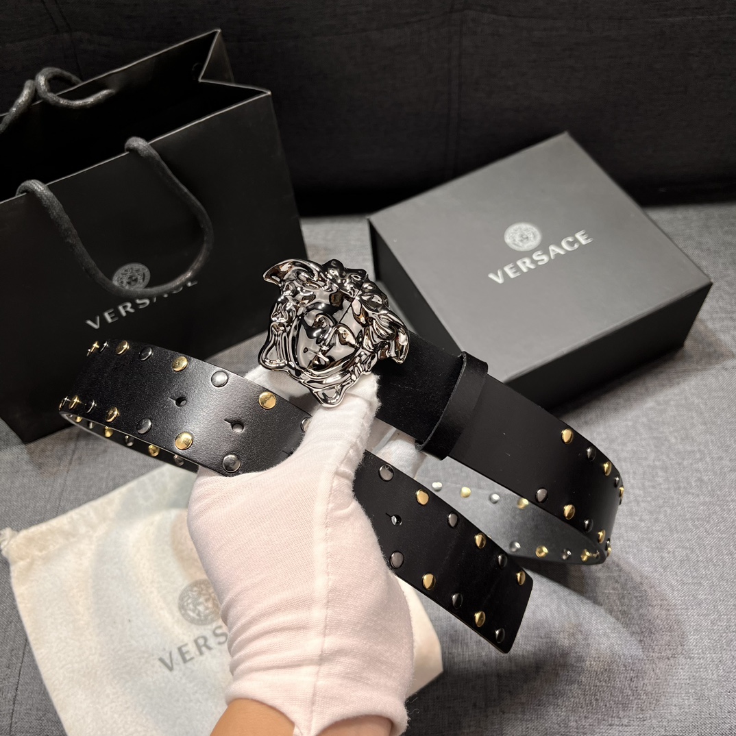   范思哲 宽4.0cm  新款 皮革腰带，以经典 Versace 美杜莎头像装饰，皮带配有闪亮双色五金