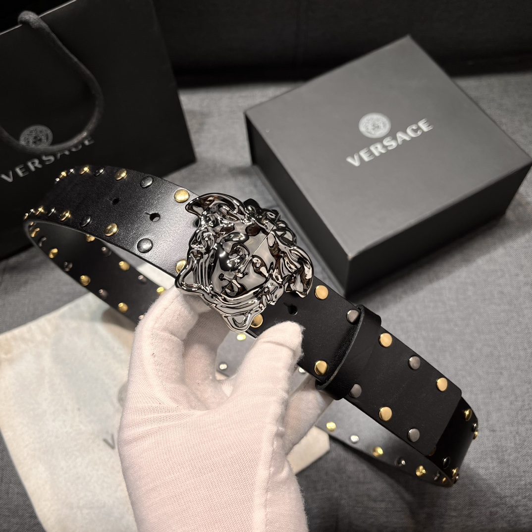   范思哲 宽4.0cm  新款 皮革腰带，以经典 Versace 美杜莎头像装饰，皮带配有闪亮双色五金