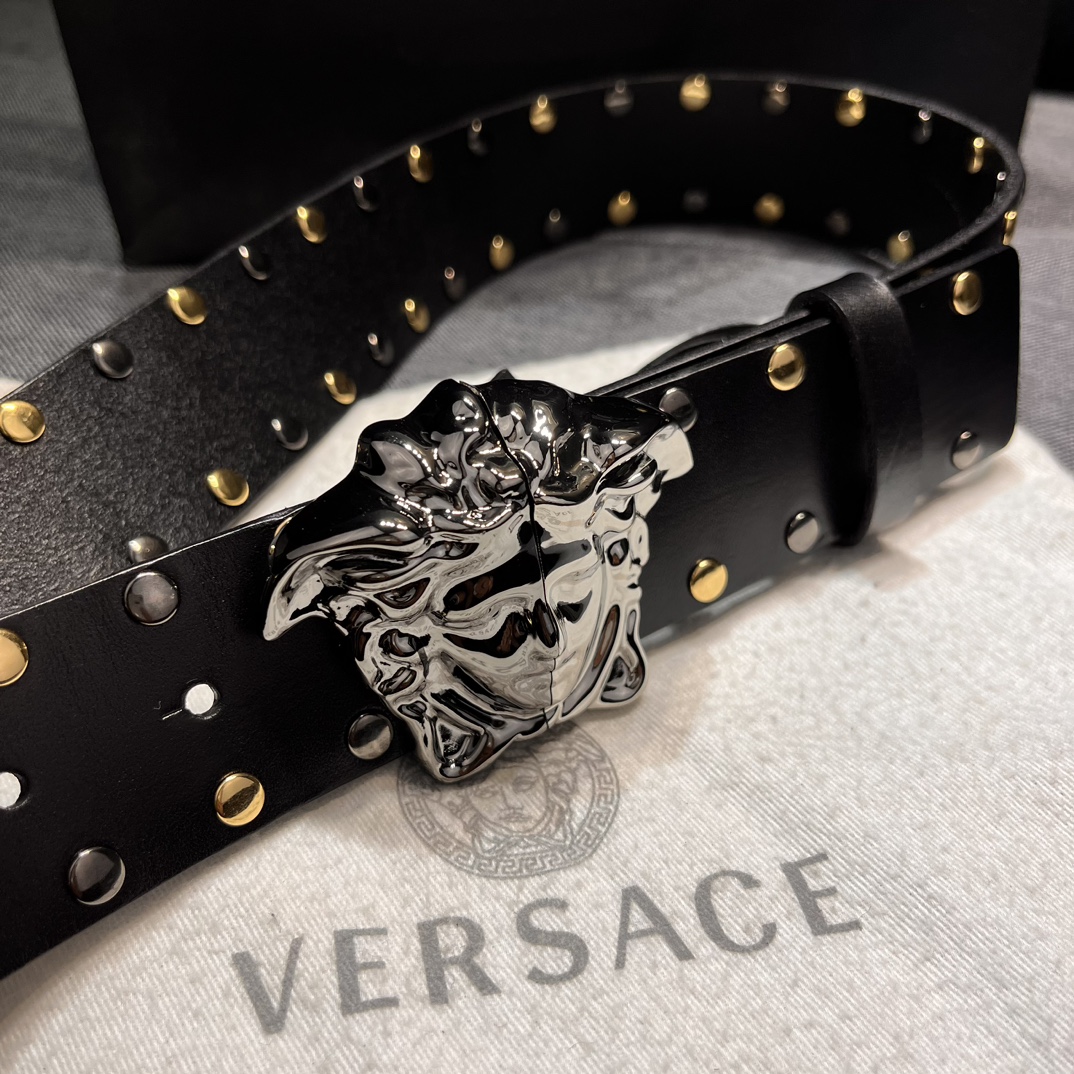   范思哲 宽4.0cm  新款 皮革腰带，以经典 Versace 美杜莎头像装饰，皮带配有闪亮双色五金