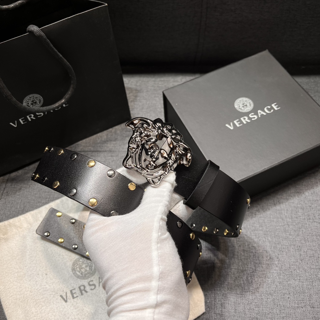   范思哲 宽4.0cm  新款 皮革腰带，以经典 Versace 美杜莎头像装饰，皮带配有闪亮双色五金