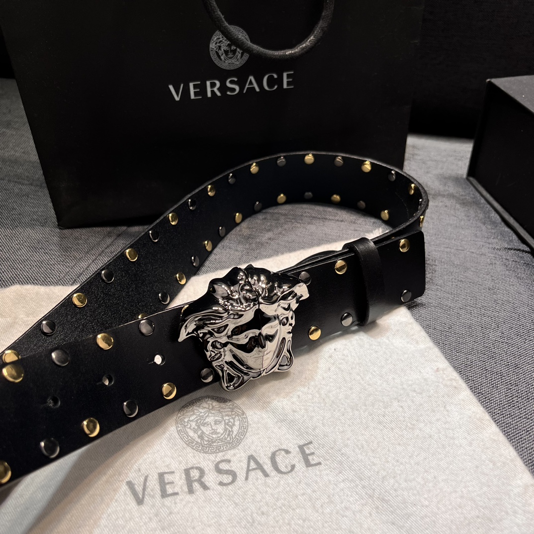   范思哲 宽4.0cm  新款 皮革腰带，以经典 Versace 美杜莎头像装饰，皮带配有闪亮双色五金