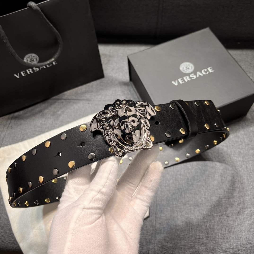   范思哲 宽4.0cm  新款 皮革腰带，以经典 Versace 美杜莎头像装饰，皮带配有闪亮双色五金