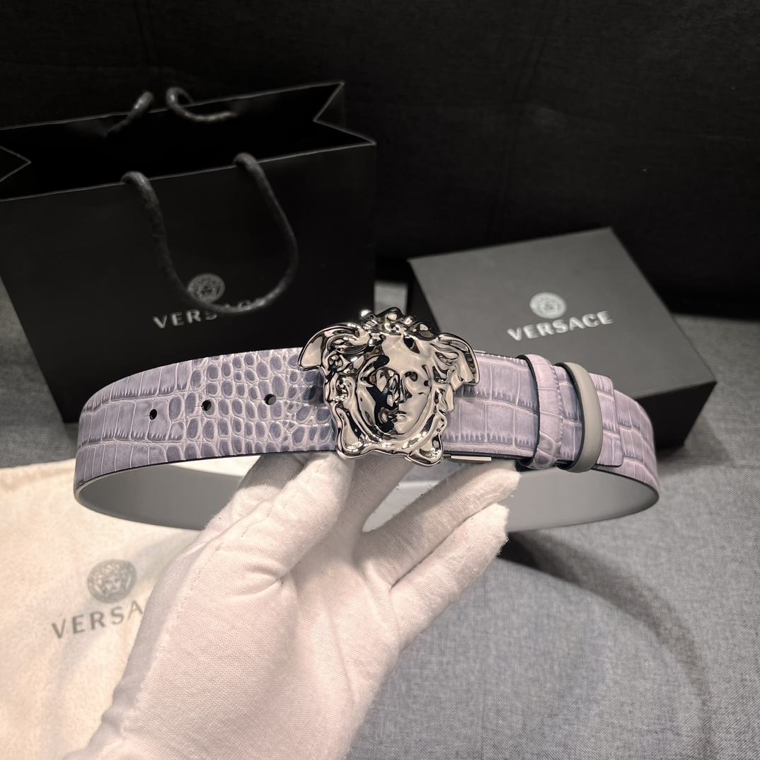  范思哲  宽4.0cm 新款 皮革腰带，饰有立体La Medusa双面搭扣。皮带一面为光滑质地，另一面