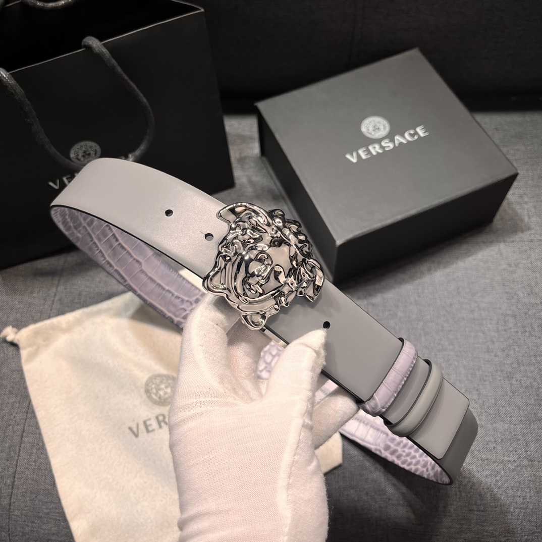  范思哲  宽4.0cm 新款 皮革腰带，饰有立体La Medusa双面搭扣。皮带一面为光滑质地，另一面