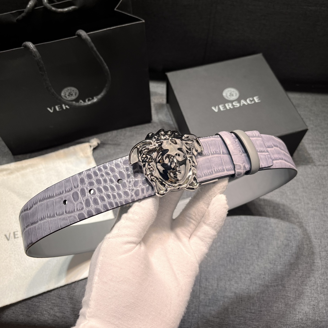  范思哲  宽4.0cm 新款 皮革腰带，饰有立体La Medusa双面搭扣。皮带一面为光滑质地，另一面