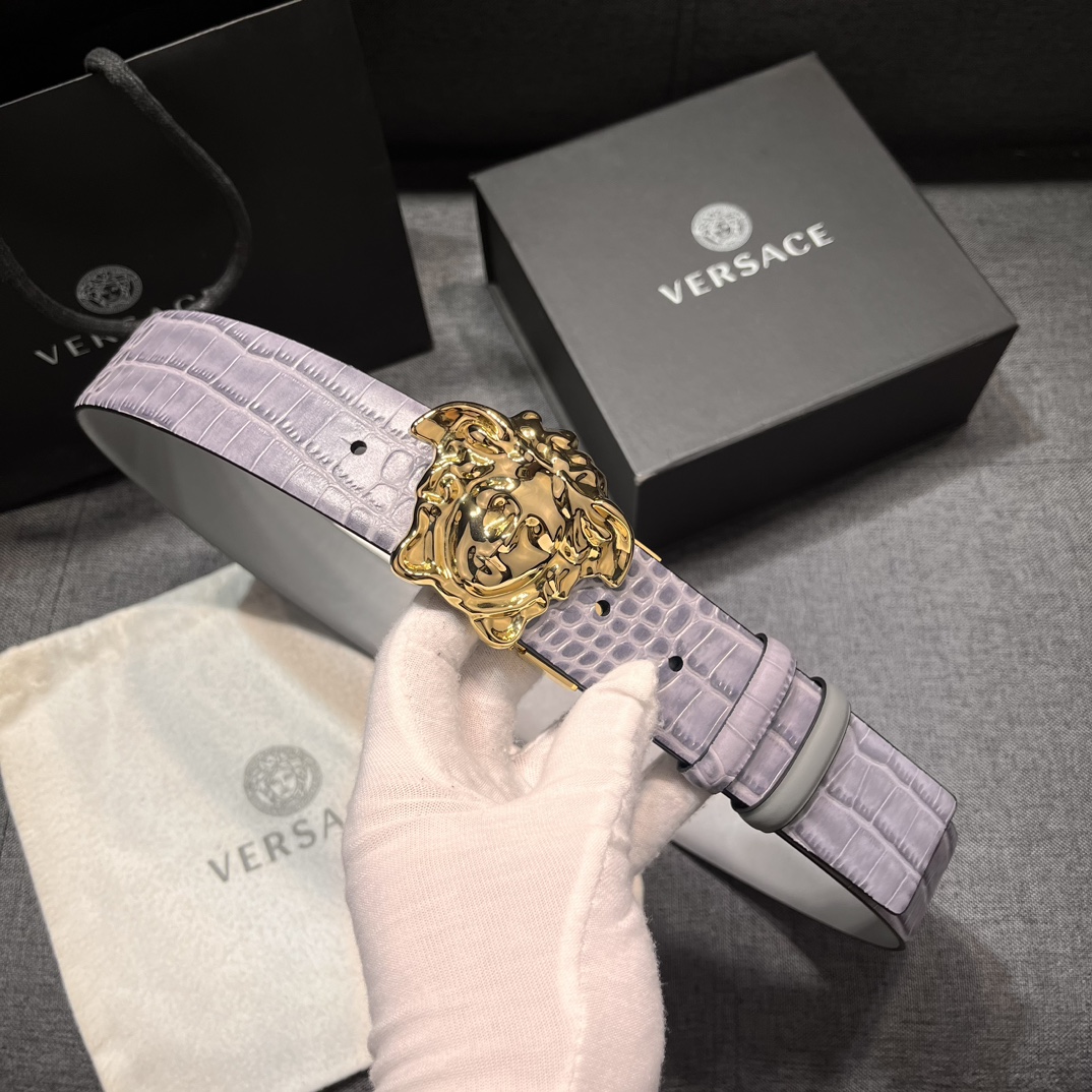   范思哲  宽4.0cm 新款 皮革腰带，饰有立体La Medusa双面搭扣。皮带一面为光滑质地，另一