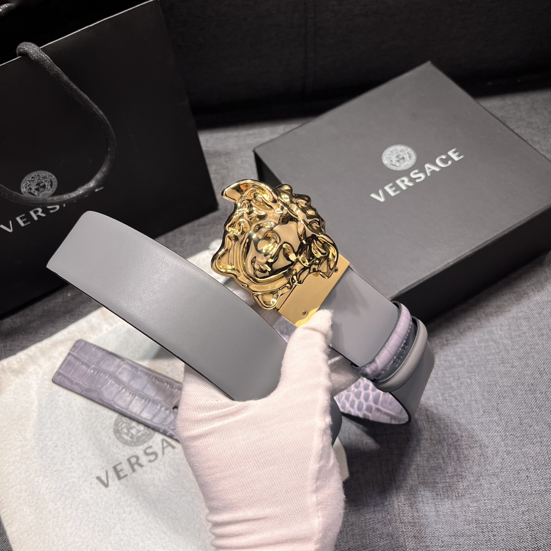   范思哲  宽4.0cm 新款 皮革腰带，饰有立体La Medusa双面搭扣。皮带一面为光滑质地，另一