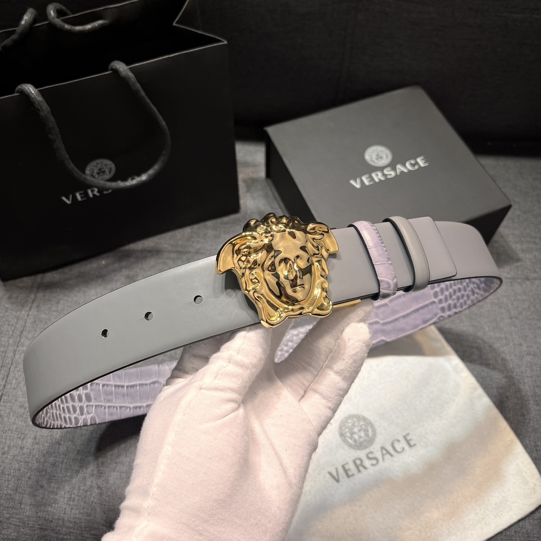   范思哲  宽4.0cm 新款 皮革腰带，饰有立体La Medusa双面搭扣。皮带一面为光滑质地，另一