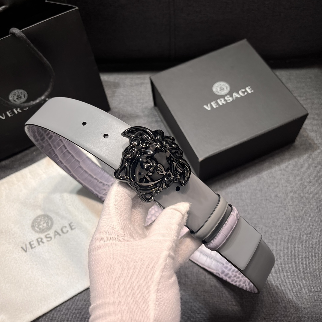   范思哲  宽4.0cm 新款 皮革腰带，饰有立体La Medusa双面搭扣。皮带一面为光滑质地，另一