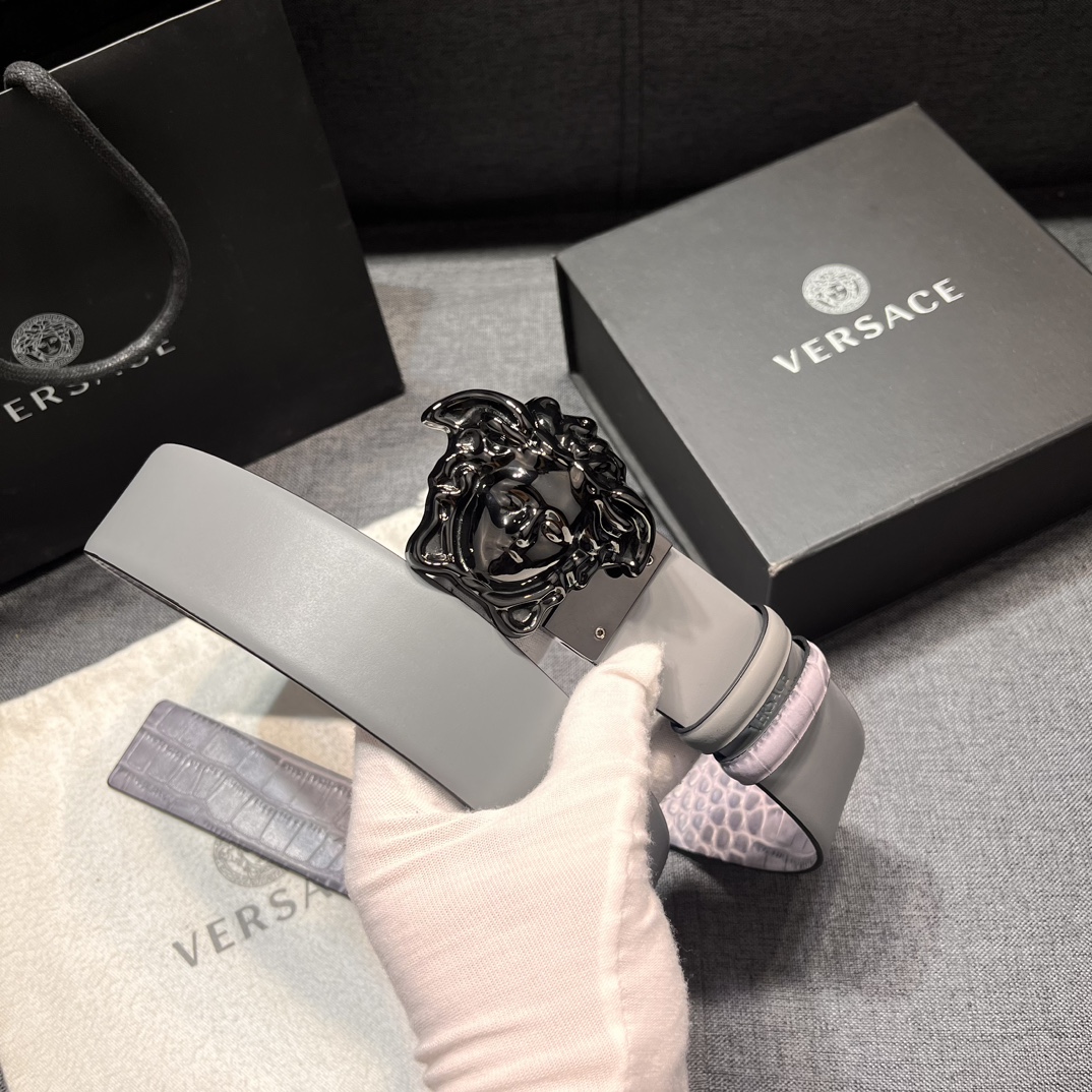   范思哲  宽4.0cm 新款 皮革腰带，饰有立体La Medusa双面搭扣。皮带一面为光滑质地，另一