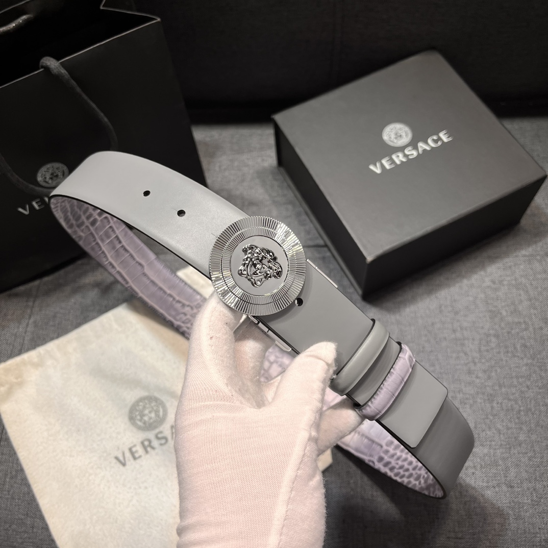 范思哲  宽4.0cm 新款 皮革腰带，饰有立体La Medusa双面搭扣。皮带一面为光滑质地，另一面