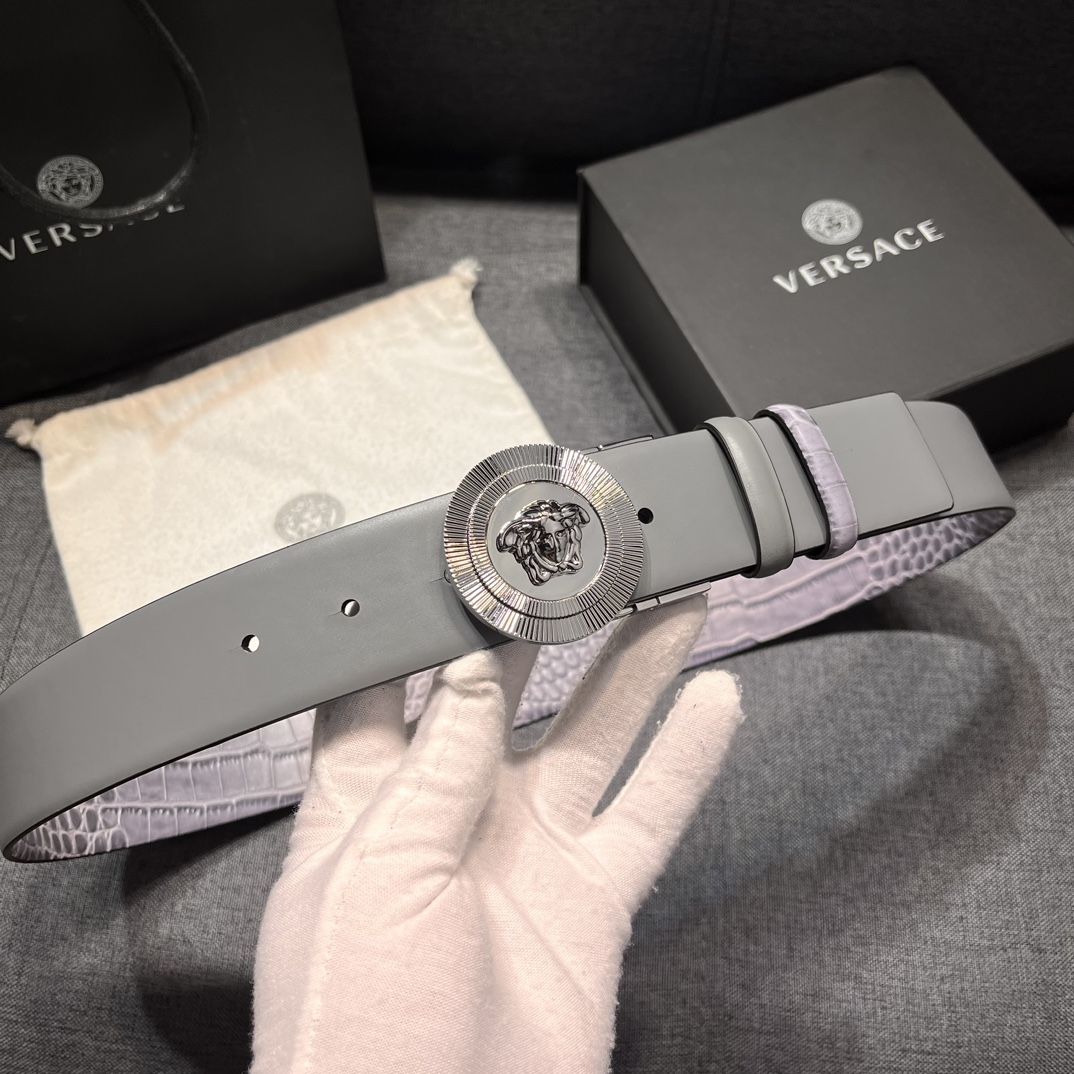  范思哲  宽4.0cm 新款 皮革腰带，饰有立体La Medusa双面搭扣。皮带一面为光滑质地，另一面