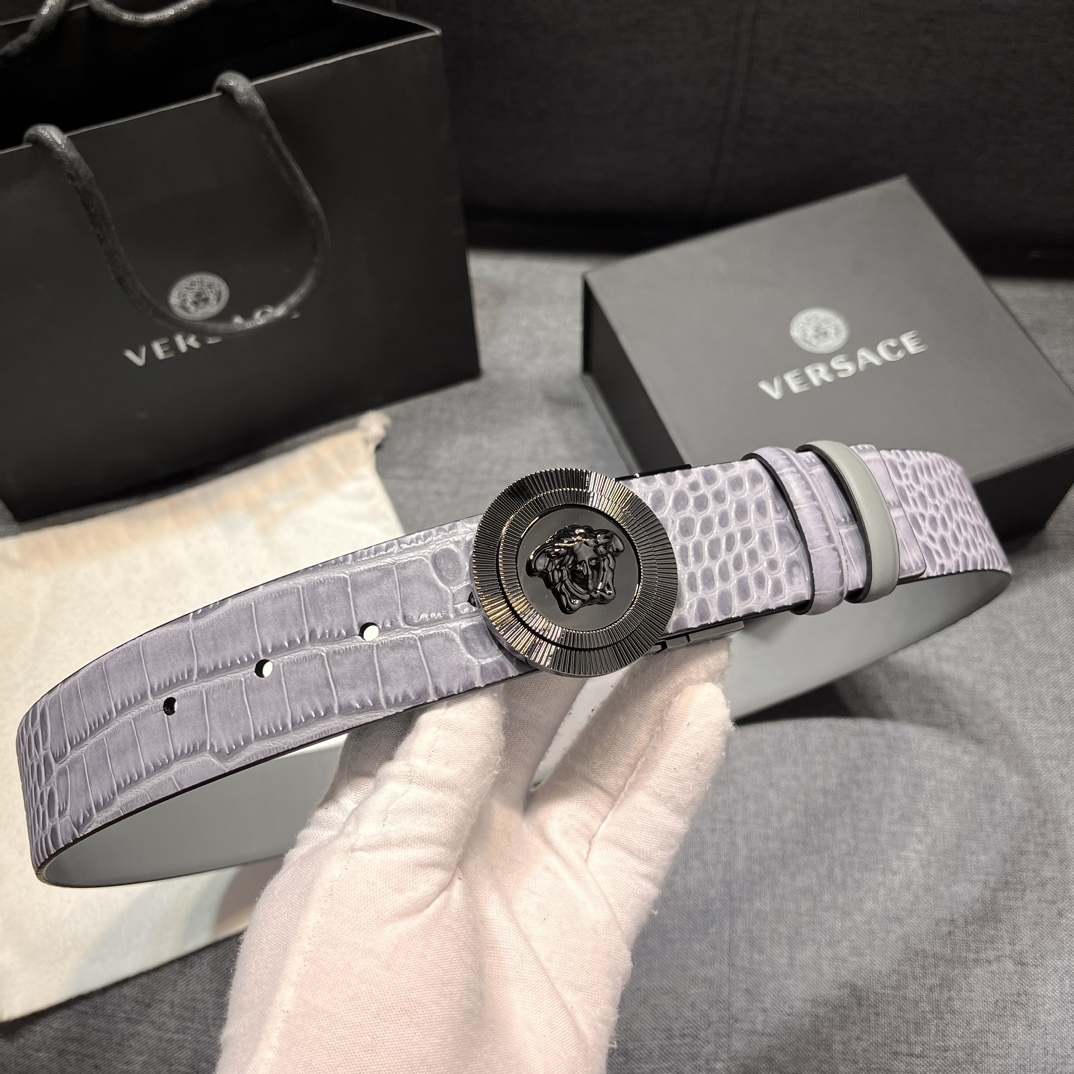   范思哲  宽4.0cm 新款 皮革腰带，饰有立体La Medusa双面搭扣。皮带一面为光滑质地，另一